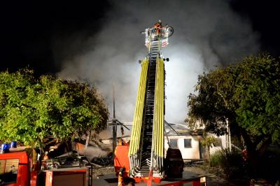4 Verletzte bei Vollbrand eines landwirtschaftlichen Gebaeudes in Schwaebisch Hall